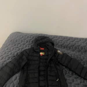 Parajumpers Dunjacka - Säljer min parajumper dunjacka som inte kommer till användning. Storlek S. Pris kan diskuteras.
