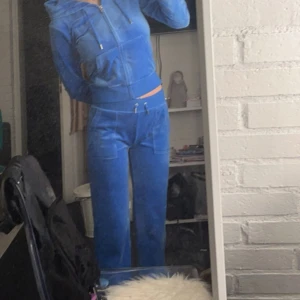 INTRESSEKOLL  - Funderar på att sälja mitt blåa juicy set. Tröjan är använd fåtal gånger och byxorna är använt lite mer men inte alls många gånger. Inga tecken på användning.   Tröjan är i S och byxorna Xs