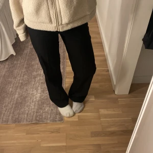 Svarta kostymbyxor  - Säljer ett par högmidjade kostymbyxor från bikbok för 600kr men säljer för 400kr. Använda fåtalgånger. De är väldigt luftiga och är raka. 💓