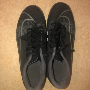 Svarta innomhus skor fint finns i Gävle o bra skicka storlek 36/37 - En fint innomhus skor storlek mellan 36/37 har inte använt men ser ut bra skickt bra pris Nike?
