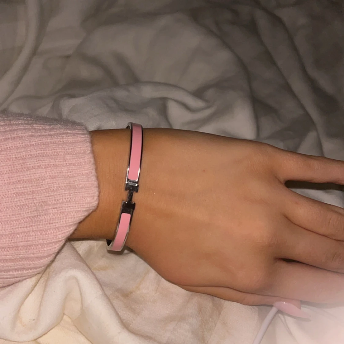 märkes armband med silverdetaljer