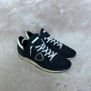 Philippe model trpz  - Säljer ett par riktigt feta Philippe model trpz i ett otroligt skick (9/10). De är mörkblåa och storlek 44