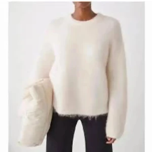 Vit fluffig tröja - Supermysig vit fluffig tröja som är perfekt för kyliga dagar. Den är från other stories o köpt för 900kr💞tveka inte och skriv vid frågor