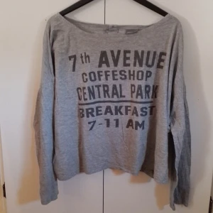 Grå Tröja Från Mira - Grå tröja med text från mira i storlek 44/46.  Katt finns i hemmet 