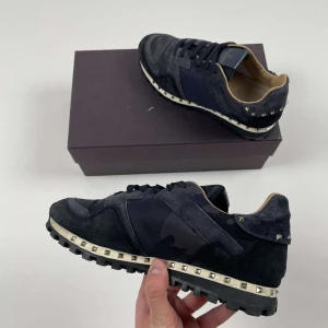 Valentino Rockrunners Skor  - Valentino Rockrunner Skor | Detta är marknadens fetaste, populäraste & mest eftertraktade sko nu inför vintern & hösten! | Skick 9.5/10, OTROLIGT bra! | Storlek 41, men passar nog även 42 då de är lite större i storleken enligt oss | Inget medföljer | Priset är alltid diskuterbart vid snabb affär! | Nypris 8000kr | Du får mer än gärna höra av dig vid minsta möjliga fråga eller fundering så svarar vi med glädje! |  / GardeGrisch - Registrerat företag 😄