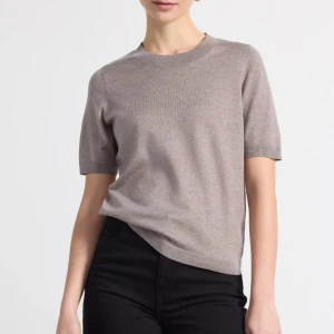 Vanilj vit fin stickad tröja från Lindex - Fin stickad t-shirt från Lindex i storlek s.🌺