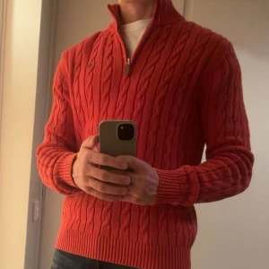 Morris kabelstickat zip - Kabelstickat morris tröja perfekt till jul. Storlek L och sitter perfekt som L. Använd ett fåtal gånger men mycket sparsamt. 