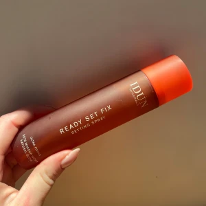 Setting Spray från IDUN Minerals - Säljer en IDUN Minerals Ready Set Fix Setting Spray. Perfekt för att hålla sminket på plats hela dagen. Endast testad!