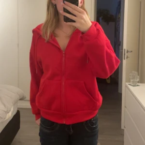Röd hoodie med dragkedja - Säljer min röda siphoodie från SHEIN, den kommer inte till användning men inga defekter. Bra material. 