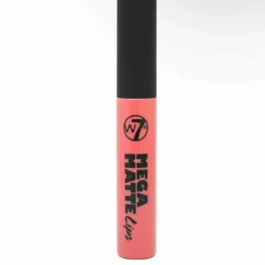 Mega Matte Lips från W7 - Snyggt läppstift i en härlig korallfärg från W7. Det är en del av deras Mega Matte-serie, vilket betyder att det ger en matt finish som håller länge. Perfekt för en djärv look som varar hela dagen!