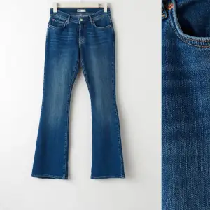 Snygga low bootcut jeans ifrån Gina tricot, slutsålda. Lite slitna längst ner men annars är de bra skick🙌