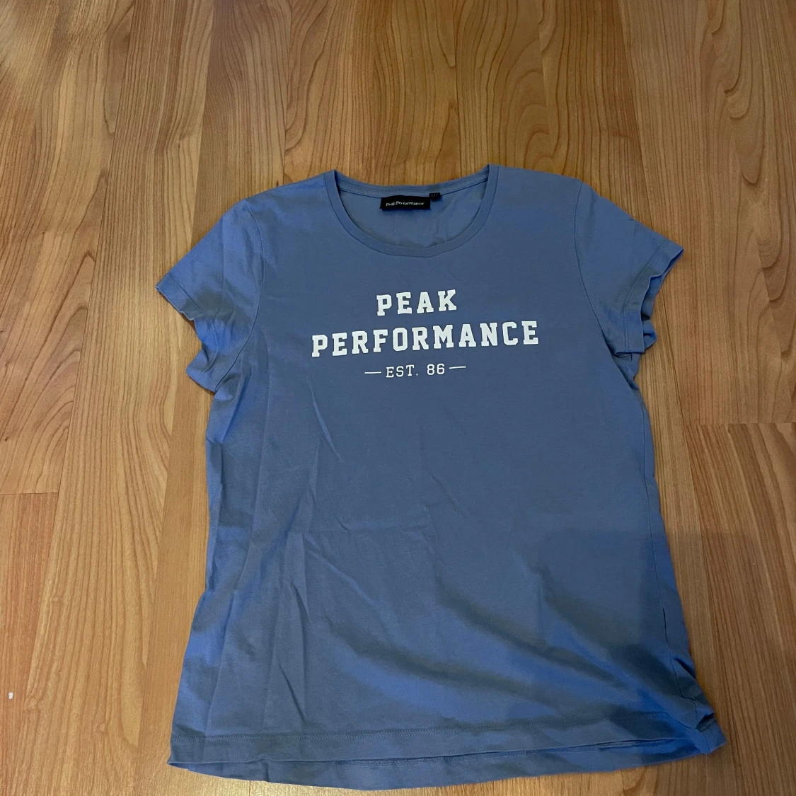 Blå t-shirt från Peak Performance - 90