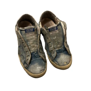 Golden Goose Skor - Fetaste golden goose som finns🙌 Tyvärr väldigt trasiga och behöver lite kärlek (2.5/10 skick) därmed priset.🌟 Väldigt rare och unika, ifall du har dessa kommer du stå ut😉 Inget OG medföljer. Size 44🙏 Skriv till mig ifall du svar fler frågor✌️