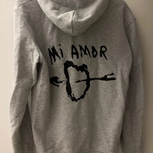 Mi Amor hoodie - En tröja med trycket Mi Amor ifrån Mira Paris, den är nästn aldrig använd.  Den är äkta och köpt ny för 1700kr