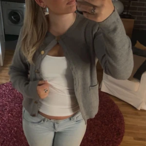 Grå kofta från Marine - Grå söt kofta från Marine i storlek XS men passar även S. Den har långa ärmar och knäpps med stora knappar framtill, och den är i mycket bra skick då den sällan används! 🥰