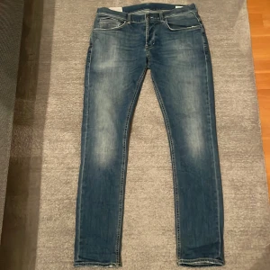 Dondup jeans  - Säljer dessa riktigt schyssta Dondup jeans i modellen George. Riktigt bra skick 9/10. Skriv vid minsta intresse.