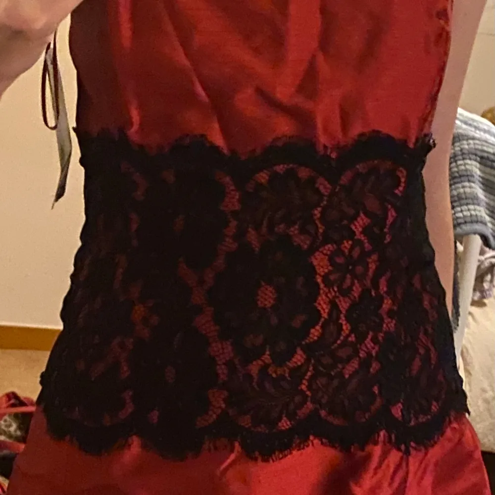 Shiny red dress with black lace, brand new!. Klänningar.