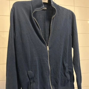Jack and Jones Half Zip - Säljer denna half zippen från Jack and Jones. Storlek S dock sitter den lite åt det lösa hållet. Är 184 och den sitter bra