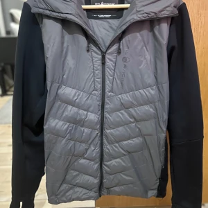 Sailracing jacka - Säljer nu min sailracing jacka (cardigan) då den inte använts så mycket, den är i storlek M och är köpt för 2700kr och säljer den nu för 1100kr, köpte den förra sommaren.                                  Om du har frågor eller funderingar om jackan så är det bara att skriva!