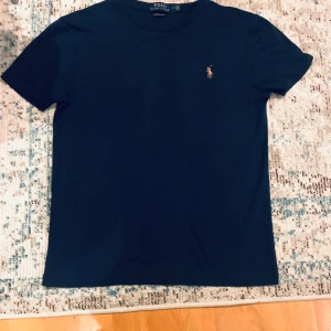 Mörkblå t-shirt från Polo Ralph Lauren - Superbra skick nästan inga tecken på användning 