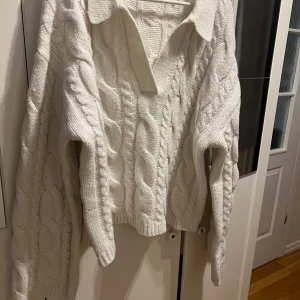 Kabelstickad tröja - bikbok - Sparsamt använd stickad tröja. 