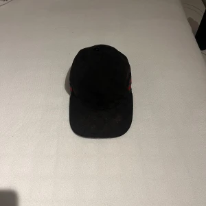 Gucci keps - Säljer min svarta gucci keps billigt då jag inye använder den nå mer, den har rätt så mycket missfärging därför jag säljer den billigt.