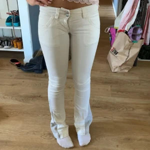 Low waist jeans  - Köpta av en annan tjej här på plick som sytt om byxorna t bootcut. Säljer då de ej passar mig.   Midjemått 32