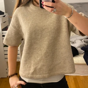 Beige stickad tröja från Gina Tricot - Mysig beige stickad tröja från Gina Tricot i storlek M. Det är i mycket bra skick och knappt använd! 