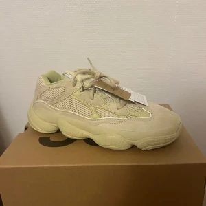 Adidas yeezy 500 supermoon yellow - Nypris 3799, oanvända äkta skor!