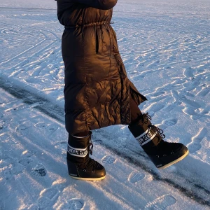 Moonboots - Är det någon som skulle vilja byta ett par höga svarta Moonboots mot ett par låga svarta i storlek 36-38? Obs ENDAST intresserad av byte