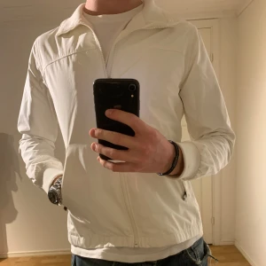 Vit Seglarjacka Peak Performance Jacka - Säljer denna sjukt snygga Peak Performance jackan⭐️ Jackan har inga defekter och är som ny🙌✅ Storleken är S och den sitter riktigt bra🙌🍁 Jackan funkar som en vindjacka eller seglarjacka⭐️ Tveka inte på att höra av dig vid minsta fråga eller fundering🤝⭐️