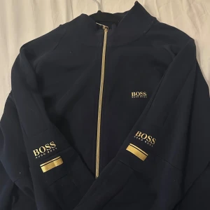 Mörkblå kofta Hugo boss - Mörkblå tröja från Hugo boss köpt på Hugo boss butik i väla använder den ej då jag växt ur den perfekt zip kofta som passar med de mesta  prutmån finns😁