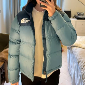 The North face dunjacka - The North Face dunjacka i modellen ”1996 retro nuptse” Använd men i väldigt bra skick! Inga skador eller fläckar