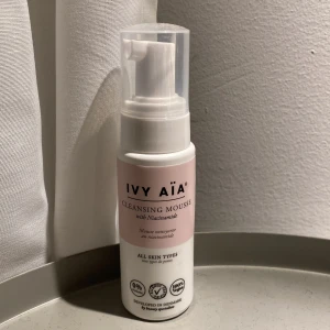 Ivy Aïa cleansing mouse - Säljer denna Ivy Aïa Cleansing Mousse för att den inte passade min hud 💕fast väldigt skön ändå. Jag har bara provat den en gång, så allt e typ kvar