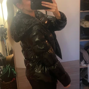 Vinterjacka  - Säljer denna jättesnygga vinterjacka från guess, endast använd några gånger så är i nyskick. Den är i storlek small och den sitter perfekt. Inte så ”boxigt och stort” som jag ofta upplever att vinterjackor sitter. Skulle säga att den är väldigt lik den populära vinterjackan på lager157💗