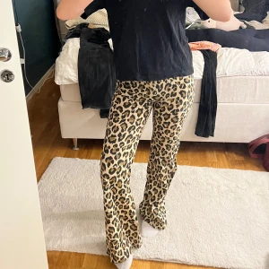 Leopardmönstrade byxor - Säljer ett par snygga leopardmönstrade byxor i linne material. Storlek S köpta på Zara. Nästan helt oanvända! 