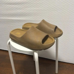Yeezy slide ochre  - Otroligt sköna yeezy slides som har använts i ungefär ett halvår. 