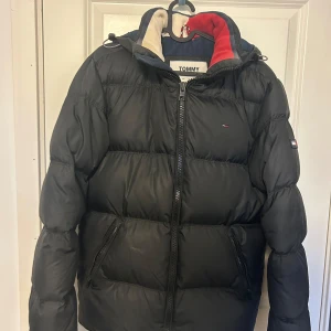 Tommy Hilfiger dunjacka - Fint skick, dock lite missfärgad vid kragen. Storlek S