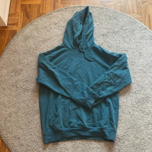 Hoodie - Hoodie från h&m i mycker bra skick. Jätteskönt material‼️Storlek s. Skriv om du har frågor eller om du vill ha fler bilder‼️