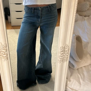 Flare Jeans  - Säljer dessa as snygga flare/ baggy jeans!!😍😍 Säljer endast då de är för långa för mig. Innebenslängd är 82 cm och måttet rakt över midjan är 38 cm!!