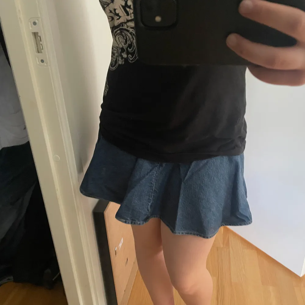 Säljer en superfin blå jeanskjol i storlek M. Kjolen har en härlig volangdetalj och är perfekt för sommardagar. Den är i bra skick och har en bekväm passform. Perfekt för både vardag och fest! ❤️. Hameet.