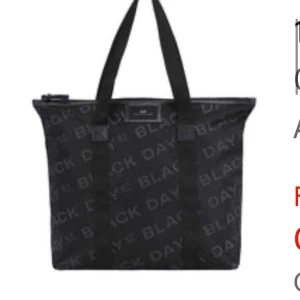 Svart shoppingväska från DAY Birger et Mikkelsen - Snygg och rymlig svart shoppingväska från DAY Birger et Mikkelsen. Väskan har ett diskret mönster med texten 'BLACK' och 'DAY' över hela ytan. Den är tillverkad i slitstarkt syntetmaterial och har bekväma handtag. Perfekt för både vardag och shoppingrundor!