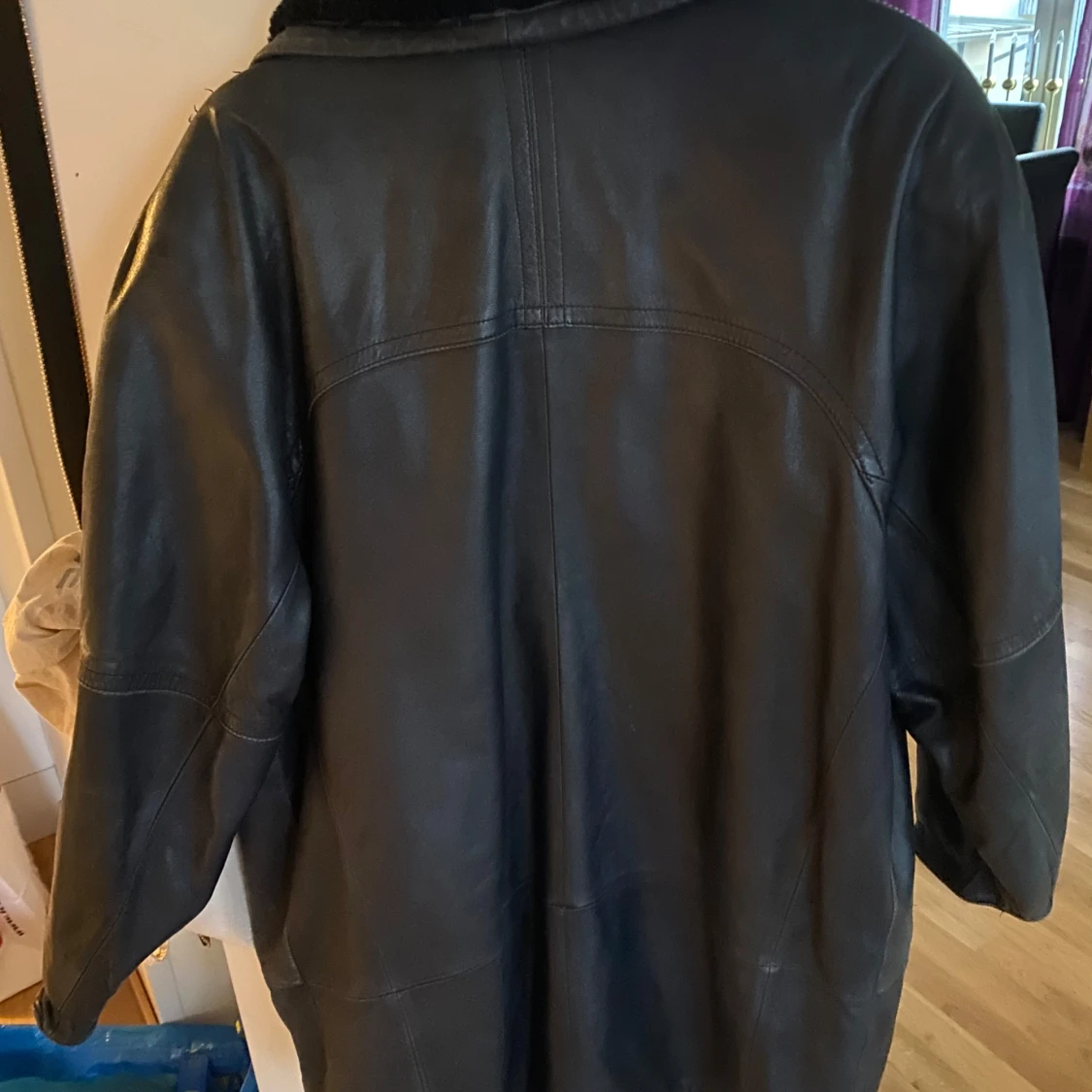 Svart skinnjacka med pälsfoder från Friitala - 93