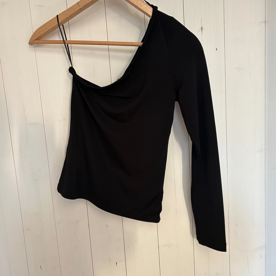 Svart oneshoulder topp - 90