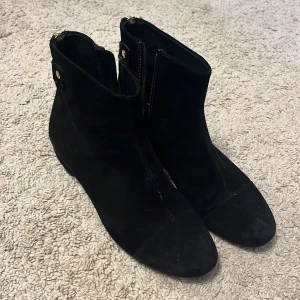 Svarta mocka boots med dragkedja - Snygga svarta boots med låg klack ifrån Vagabond i storlek 39.