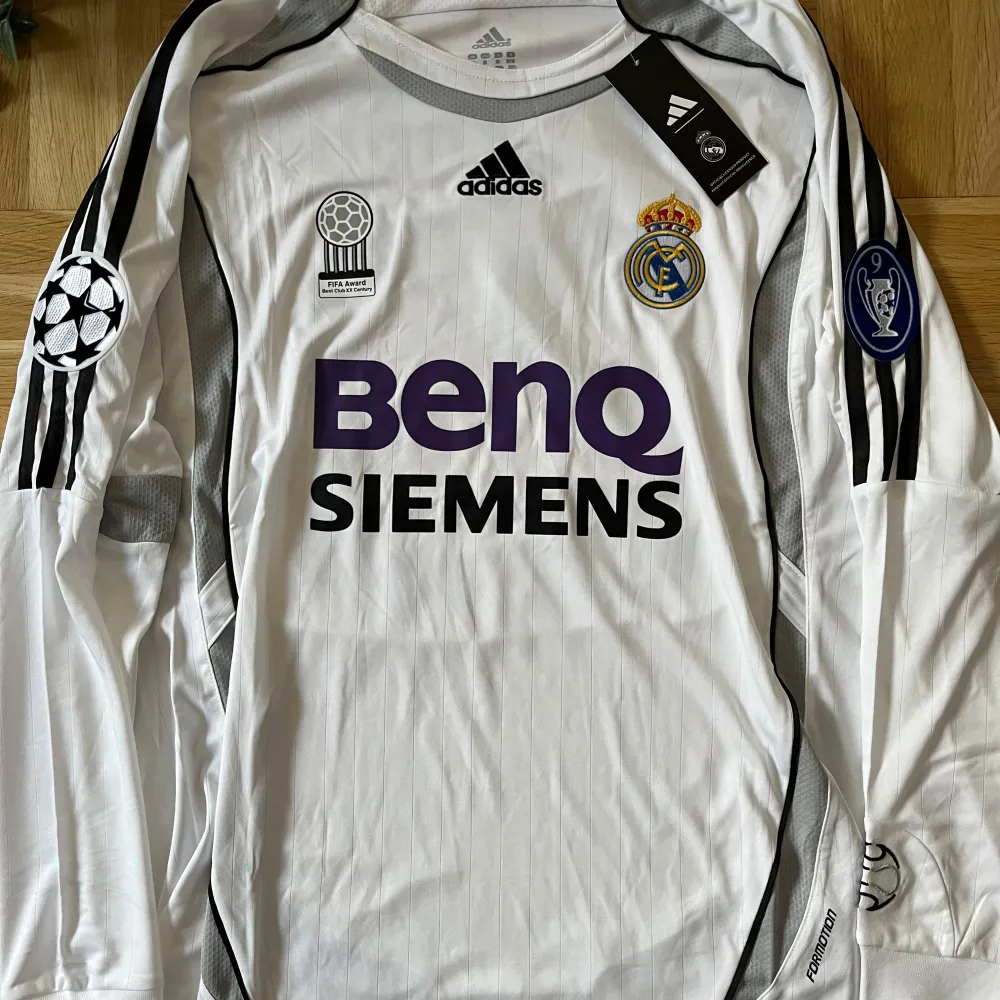 Säljer en David Beckham #23 Real Madrid-tröja från Adidas.                                                                                        ✅ Nytt skick 📏 Storlek M 📦 Snabb leverans    • Om du har några frågor, skicka gärna ett privat meddelande :). Sportswear.