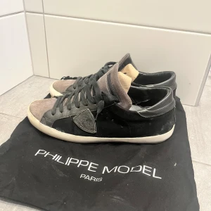Philippe Model sneakers  - säljer ett par Philippe model skor  storlek 42,  är i 7/10 i skick skorna är inte Tvättade, dustbag medkommer men har ej org box?  Vid frågor skicka dm