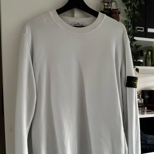Vit tröja från Stone Island - Säljer en stilren vit tröja från Stone Island i mycket bra skick. Köpt på NK i Göteborg för strax under 3000kr. Storleken är XL men den sitter som L. Hör av dig för fler frågor eller bilder 🙌🏻