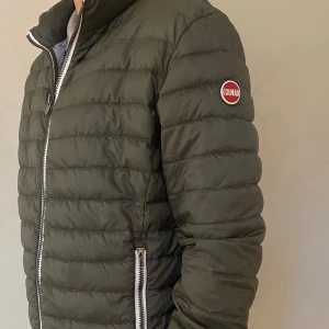 Colmar Jacka  - Hej! Säljer nu min jacka från märket Colmar, storlek 52/L sitter som M. Skicket bedömer vi är väldigt bra. Tveka inte på att höra av dig om du har frågor eller funderingar kring jackan!