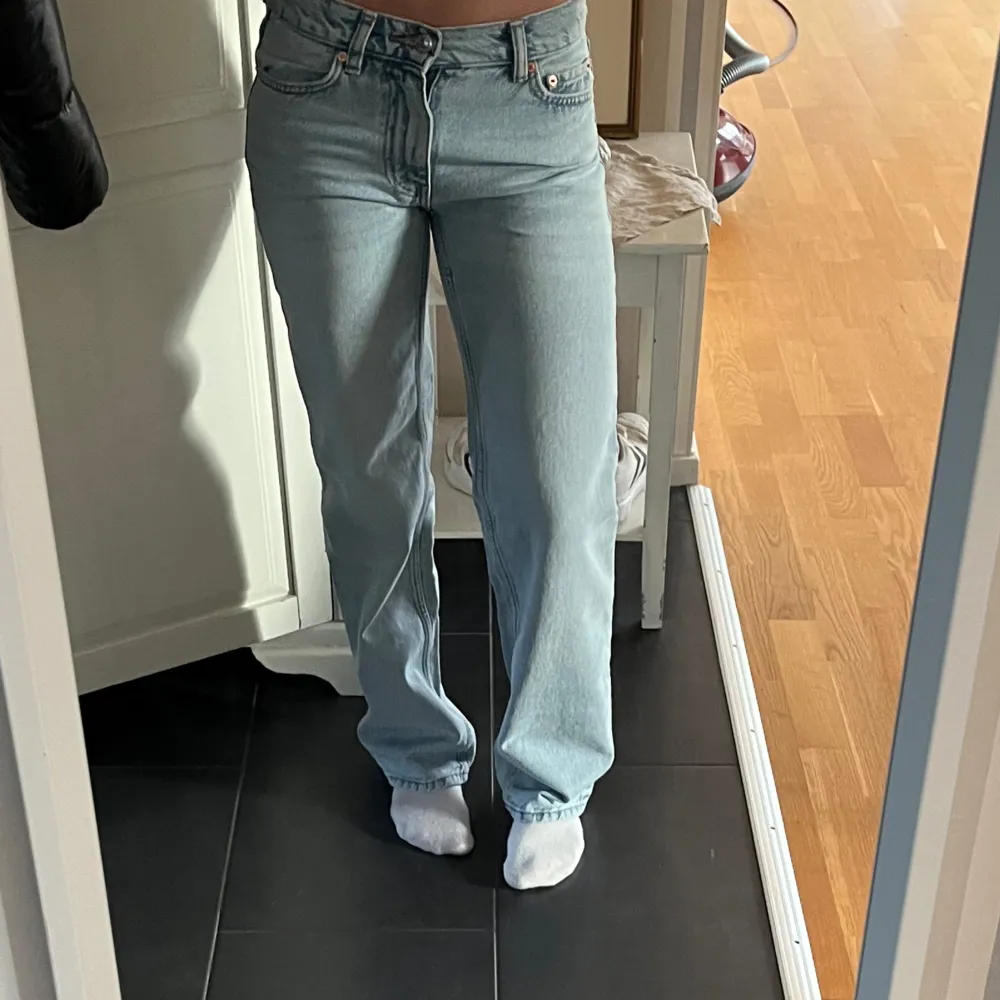 Säljer ett par ljusblå jeans i bra skick, aldrig använda så dom är som nya. Det är medelhög midja och har en straight passform. . Jeans & Byxor.